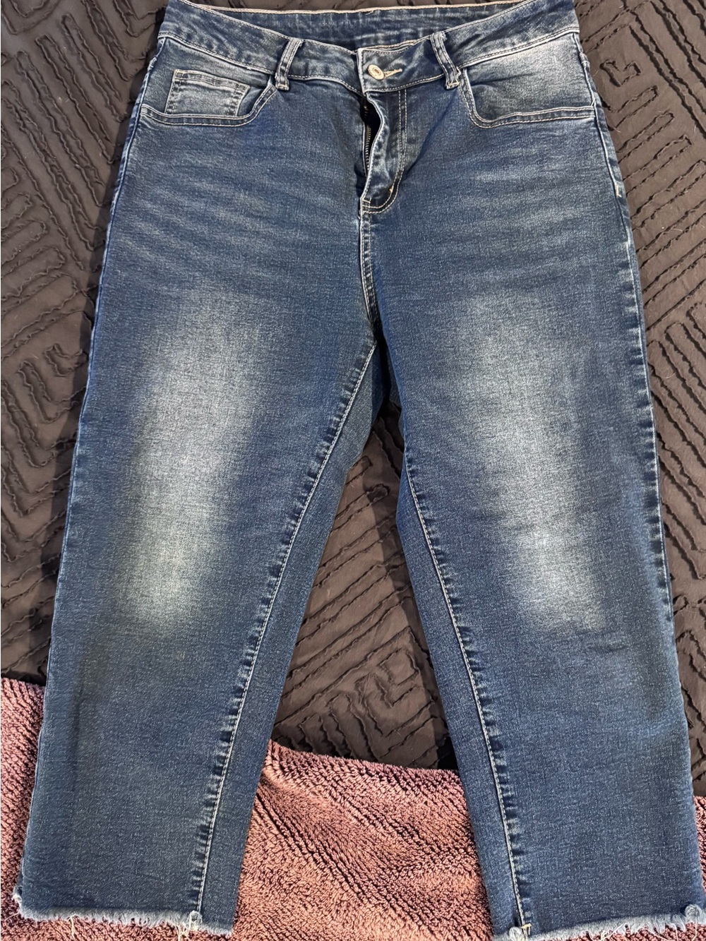 Amazon Essentials Women's Cropped Faded Blue Denim Jeans